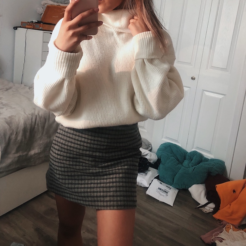 urban outfitters white turtleneck